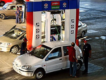 પેટ્રોલ પંપ પર કર્મચારી સાથે ફાલતું વાતચીત કરવાથી બચો