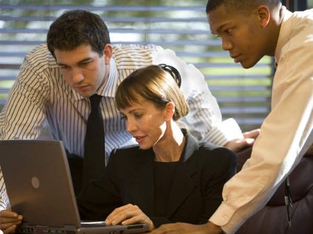 મહિલા અને પુરૂષ બંને એકબીજાને ઘૂરે છે