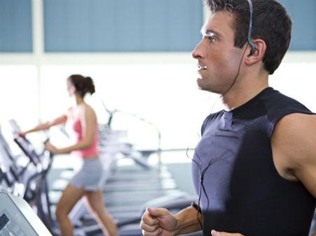 પુરૂષો બ્રેસ્ટ અને કમરની આસપાસ ઘૂરે છે