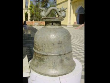 મંદિરની આસપાસ ઘંટીઓ