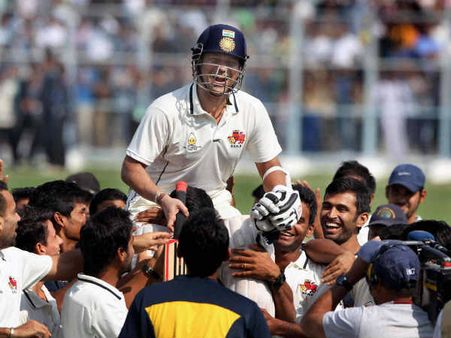 સચિન સાથે વિજયી ઉજવણી