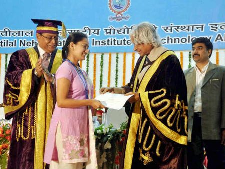 વિદ્યાર્થીઓને ડિગ્રી એનાયત