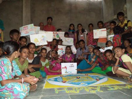 સ્લમ વિસ્તારમાં દિવાળીની ઉજવણી