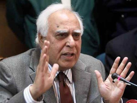 ગુજરાત લૂંટવામાં લાગેલા છે નરેન્દ્ર મોદી: કપિલ સિબ્બલ