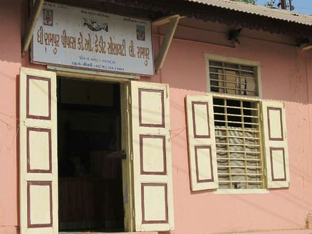 યુવાનોને વિદેશ મોકલવા માટે મદદરૂપ થાય છે બેંક