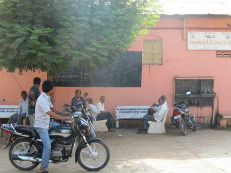 અમુક વર્ષો કામ કર્યા બાદ વતન ફરે છે યુવકો