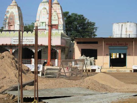 વિદેશમાં રહેતા યુવકો સમયાંતરે કરે છે દાન