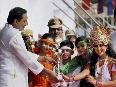 બાળકોને એવોર્ડ એનાયત