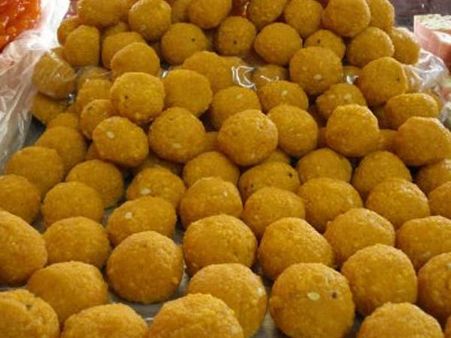 નકલી બેસનમાંથી તૈયાર થઇ રહ્યાં છે લાડવા