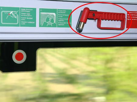 બસમાં એક હથોડો હોય છે