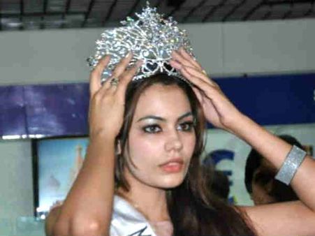 મિસ એશિયા પેસિફિક સૃષ્ટિ રાણાના તાજમાં જડેલા હીરા નકલી