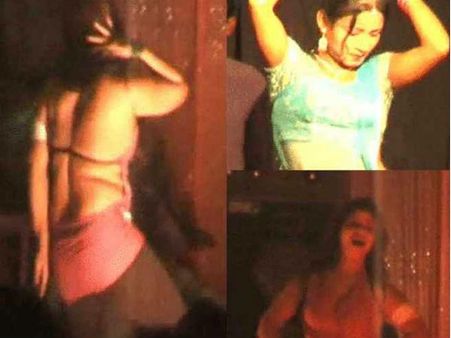 છઠ્ઠ પૂજામાં ભગવાનની આસ્થા સામે લગાવ્યા ઠુમકા, અર્ધનગ્ન છોકરીઓએ કર્યો ડાંસ