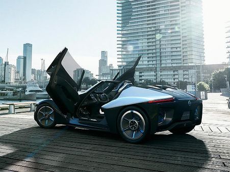 કારમાં સામાન્ય રીતે બે દરવાજાનો પ્રયોગ