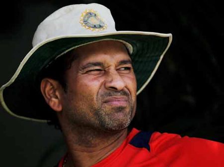 33 ઇનિંગમાં 13 સદી સાથે 2627 રન