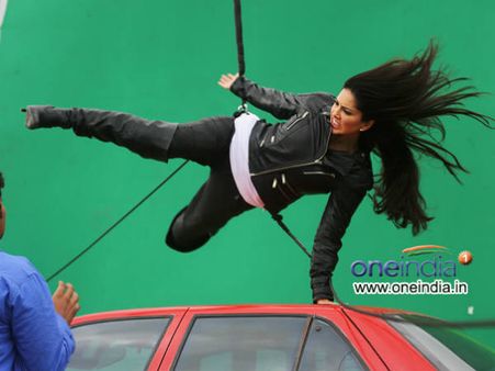 Pics : ટીના એન્ડ લોલોના શૂટિંગ દરમિયાન સન્ની ઈજાગ્રસ્ત