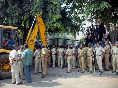 પોલીસ બંદોબસ્ત સાથે બીએમસીની ટીમ આવી પહોંચી