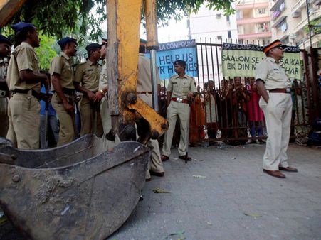 કૈમ્પા કોલાનો ગેટ તોડી પાડ્યો