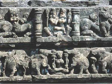 દિવાલ પર મૂર્તિઓ