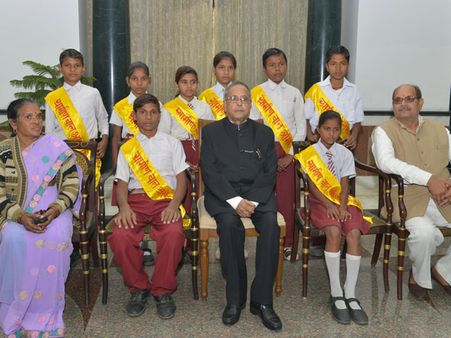 બાળકો સાથે બાળદિવસની ઉજવણી