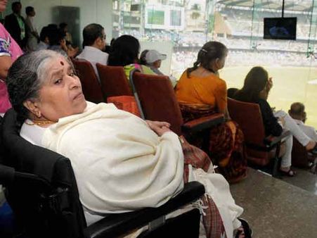 મેચ નિહાળવા આવ્યા સચિનના માતા