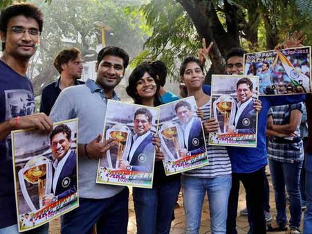 પોસ્ટર દર્શાવી રહેલા પ્રશંસકો