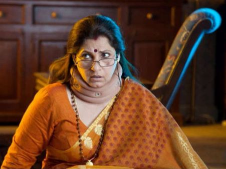 What The Fish : સશક્ત વૃદ્ધાનો વેશ ધરતાં ડિમ્પલ!