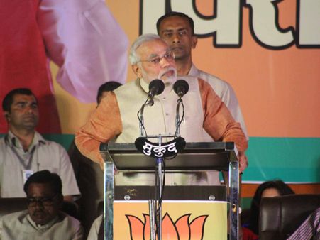 કિચડ આપનું અને કમળ અમારું, મોદીના આકરા પ્રહારો તસવીરોમાં