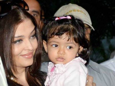 મમ્મીના ખોળામાં આરાધ્યા