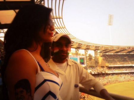 પૂનમ પર સચિન ફીવર, ટૅટૂ કોતરાવી વાનખેડે પહોંચ્યાં