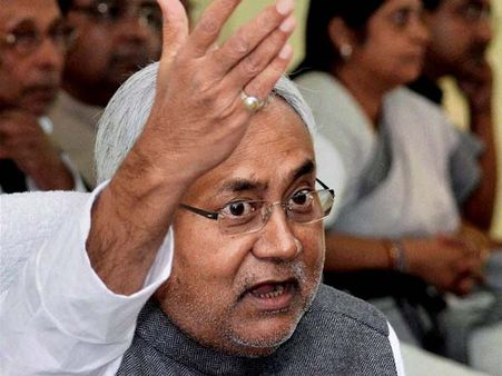 સંકલ્પ રેલીમાં નીતિશ કુમાર પર ઉછળ્યું ચપ્પલ