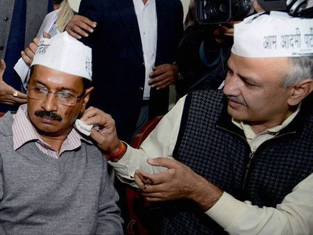 'આપ' નેતાઓ પર ફેંકાઇ શાહી