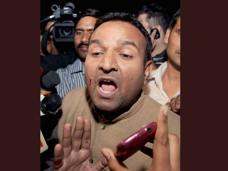 'આપ'ની પીસીમાં નેતાઓ પર ફેંકાઇ શાહી