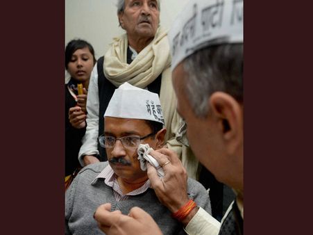 'આપ' નેતાઓ પર ફેંકાઇ શાહી