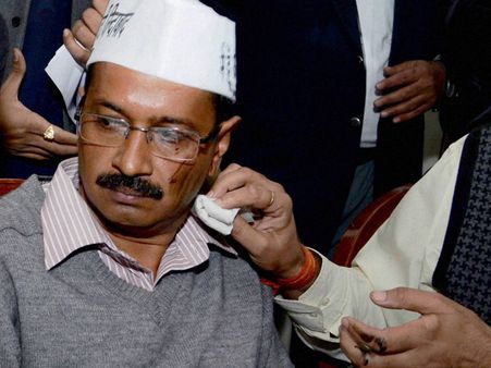 'આપ' નેતાઓ પર ફેંકાઇ શાહી