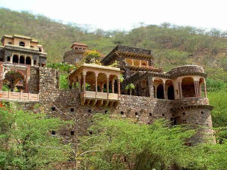 અલવર: નીમરાના ફોર્ટ પેલેસ 