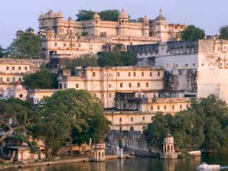 દેલવારા: દેવીગઢ પેલેસ 