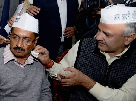 'આપ'ની પીસીમાં નેતાઓ પર BJP કાર્યકરે શાહી ફેંકી કર્યો હોબાળો