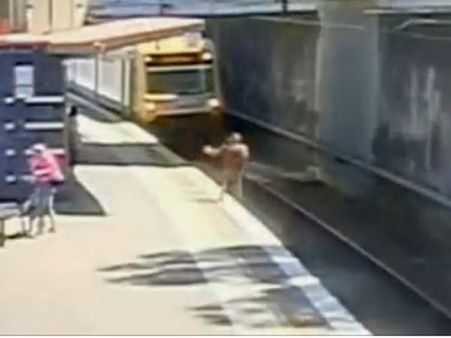 ટ્રેન વિ માનવઃ આ લોકોએ કંઇક આ રીતે આપી મોતને હાથતાળી