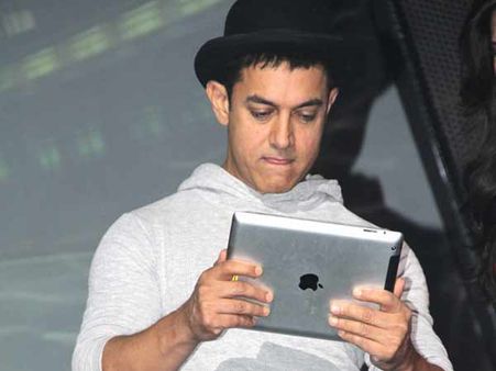 ટેબલેટમાં વ્યસ્ત આમિર