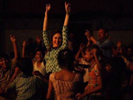 ગોરી તેરે પ્યાર મેં ફિલ્મની તસવીરી ઝલક ગોરી તેરે પ્યાર મેં ફિલ્મની તસવીરી ઝલક