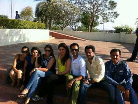 ગોરી તેરે પ્યાર મેં ફિલ્મના સેટની તસવીરી ઝલક ગોરી તેરે પ્યાર મેં ફિલ્મના સેટની તસવીરી ઝલક