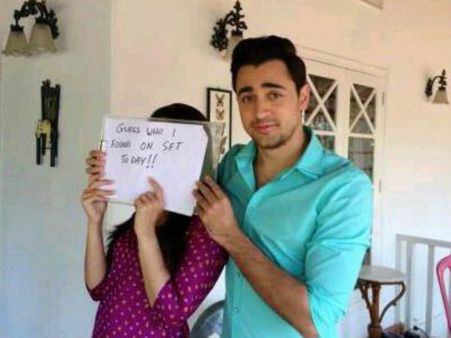 ગોરી તેરે પ્યાર મેં ફિલ્મના સેટની તસવીરી ઝલક ગોરી તેરે પ્યાર મેં ફિલ્મના સેટની તસવીરી ઝલક