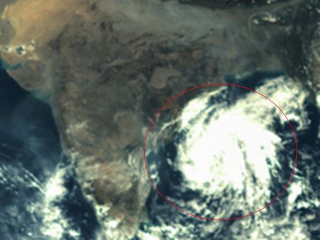 આંધ્ર પ્રદેશ તરફ જઇ રહેલું 'હેલન'