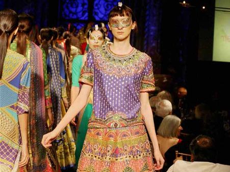 આઇએએસીમાં મોડલનું કેટવોક આઇએએસીમાં મોડલનું કેટવોક