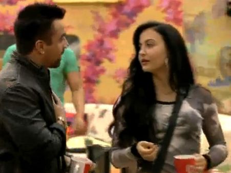 હેરાન કરતા એઝાઝ