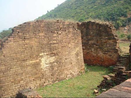 અખાડાની દિવાલો