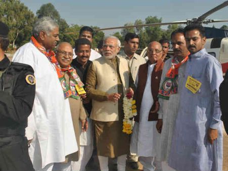 નરેન્દ્ર મોદીએ પોખરણમાં સભાને સંબોધી