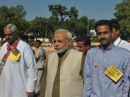 નરેન્દ્ર મોદીએ પોખરણમાં સભાને સંબોધી