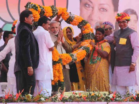 નરેન્દ્ર મોદીએ પોખરણમાં સભાને સંબોધી