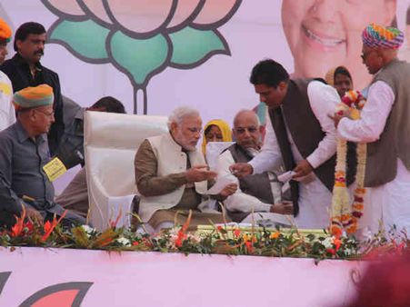 નરેન્દ્ર મોદીએ પોખરણમાં સભાને સંબોધી